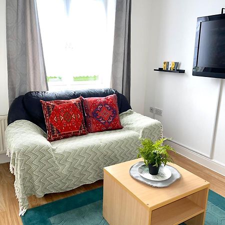 Crescent Apartment - Modern 1 Bedroom First Floor Goodmayes Buitenkant foto