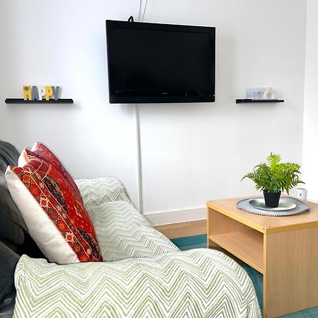 Crescent Apartment - Modern 1 Bedroom First Floor Goodmayes Buitenkant foto