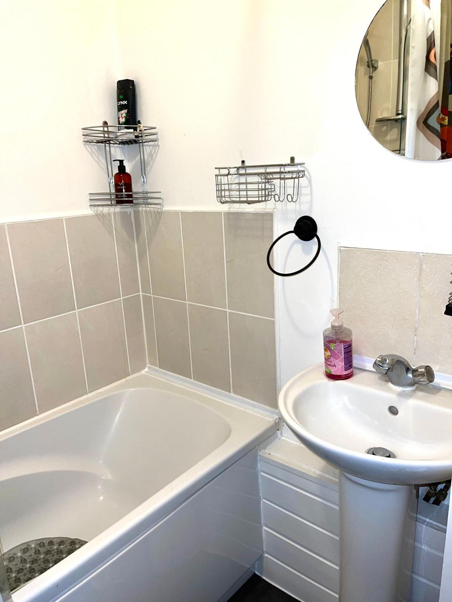 Crescent Apartment - Modern 1 Bedroom First Floor Goodmayes Buitenkant foto