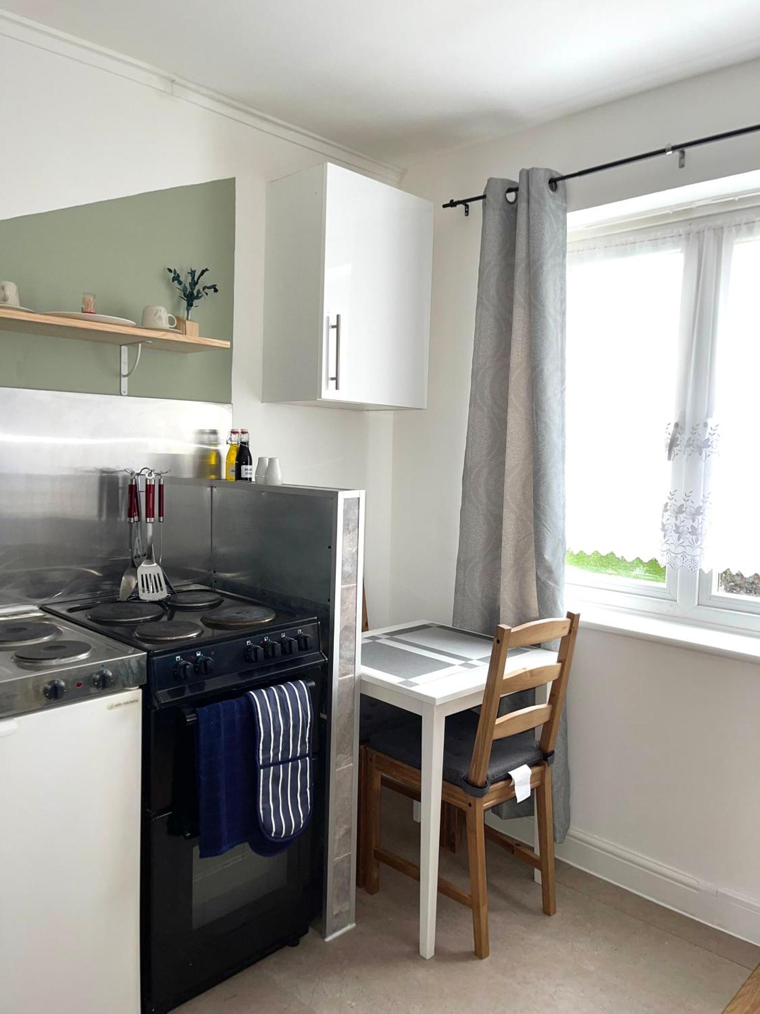 Crescent Apartment - Modern 1 Bedroom First Floor Goodmayes Buitenkant foto